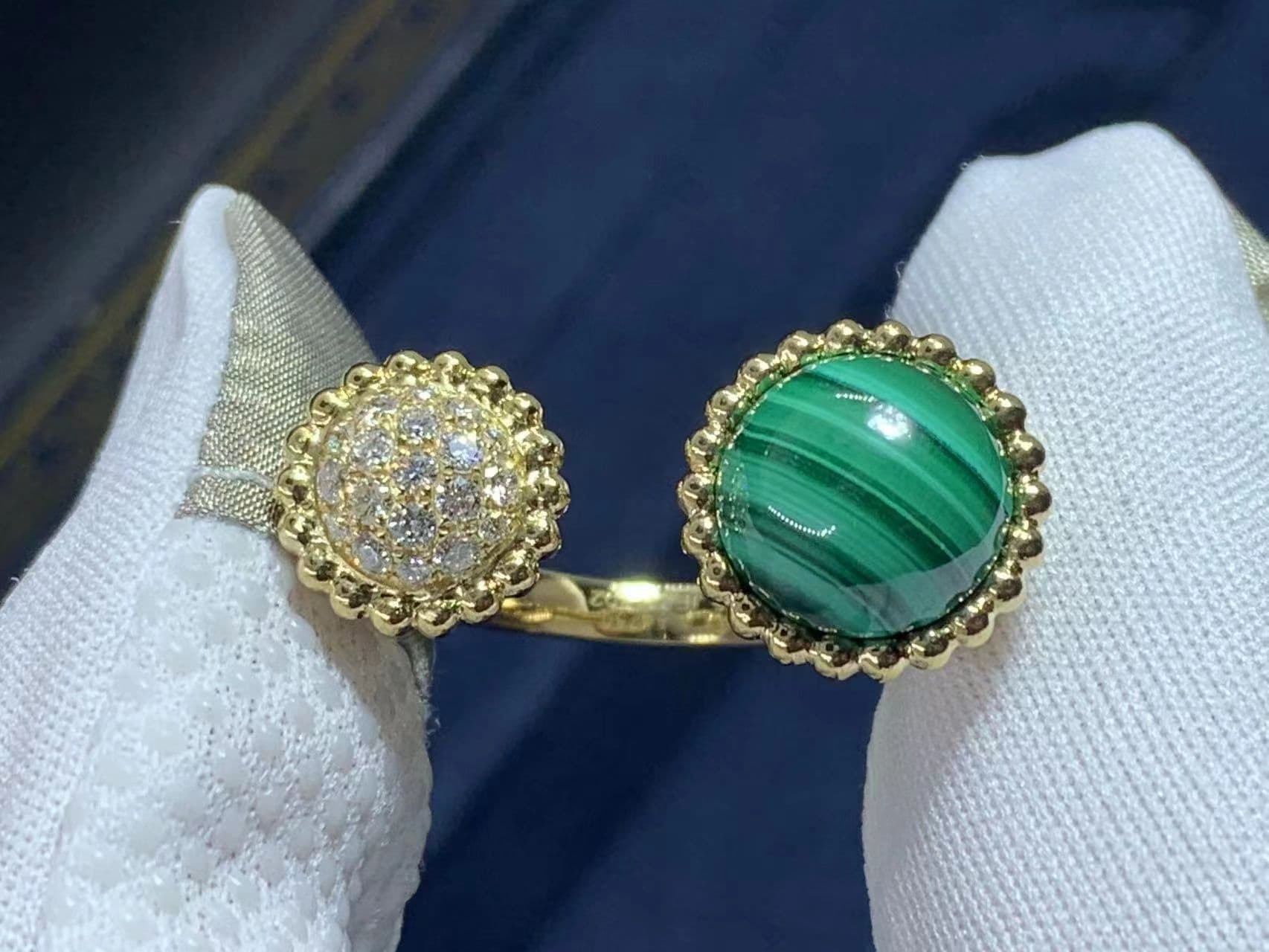van cleef arpels 18k yellow gold diamond malachite perlee couleurs between the finger ring vcaro9su00 5
