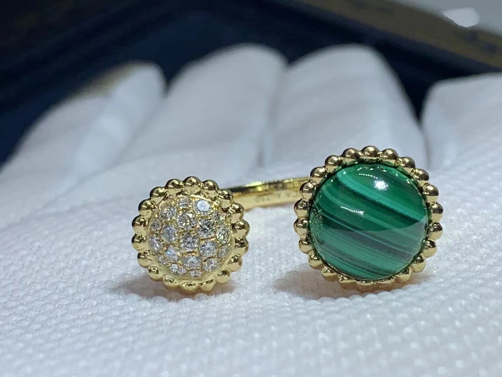 van cleef arpels 18k yellow gold diamond malachite perlee couleurs between the finger ring vcaro9su00 6