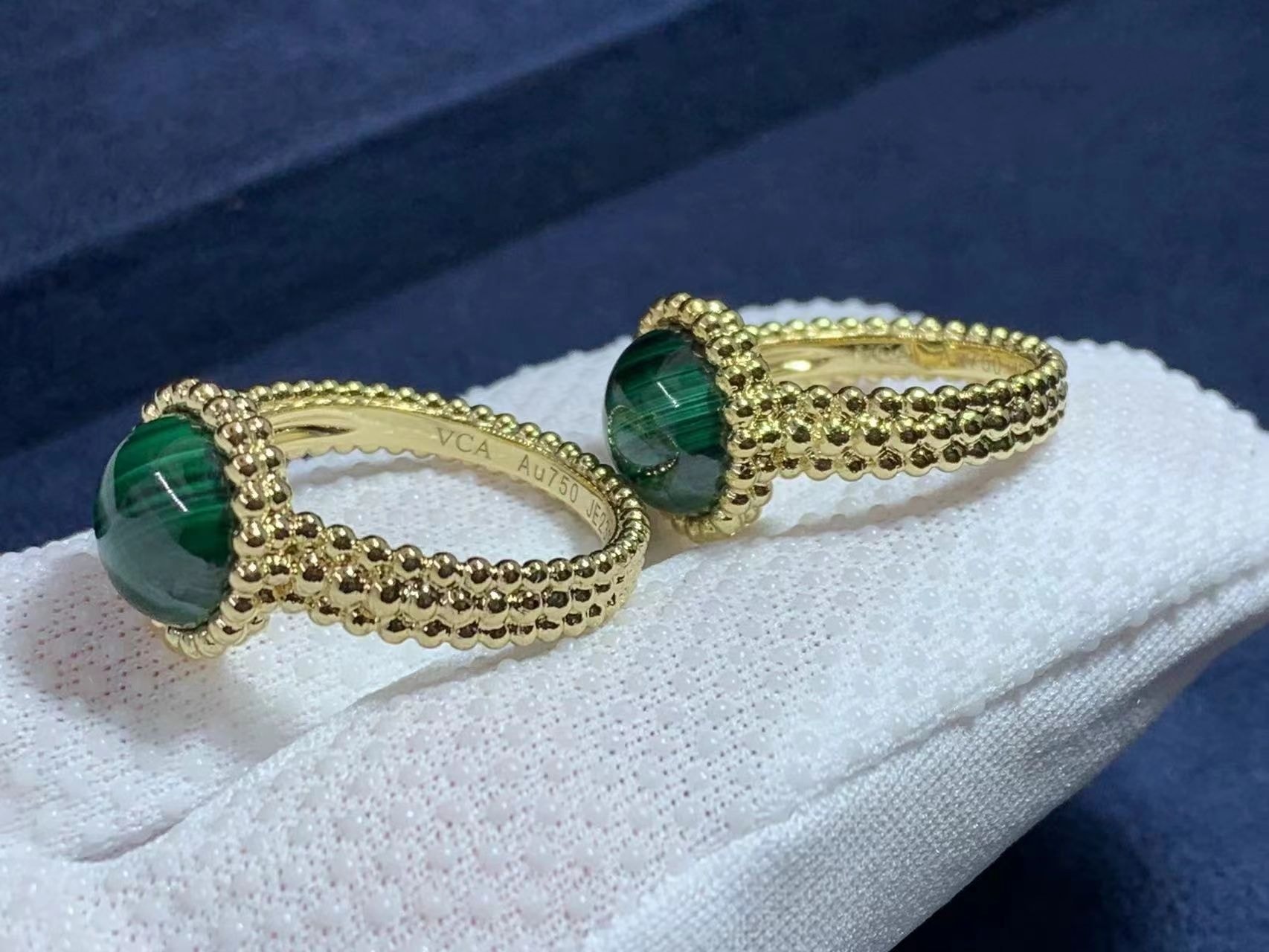 van cleef arpels 18k yellow gold malachite perlee couleurs ring vcarpjmu00 1
