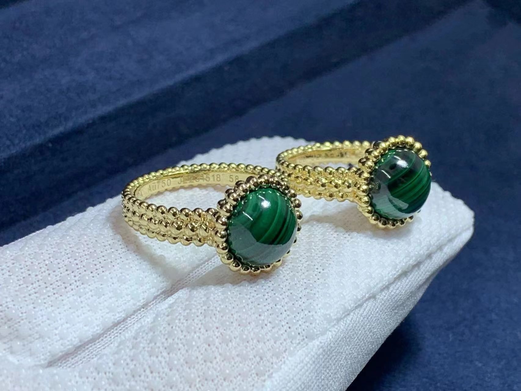 van cleef arpels 18k yellow gold malachite perlee couleurs ring vcarpjmu00 2