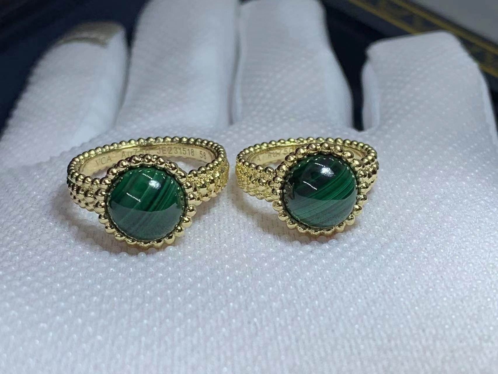 van cleef arpels 18k yellow gold malachite perlee couleurs ring vcarpjmu00 4