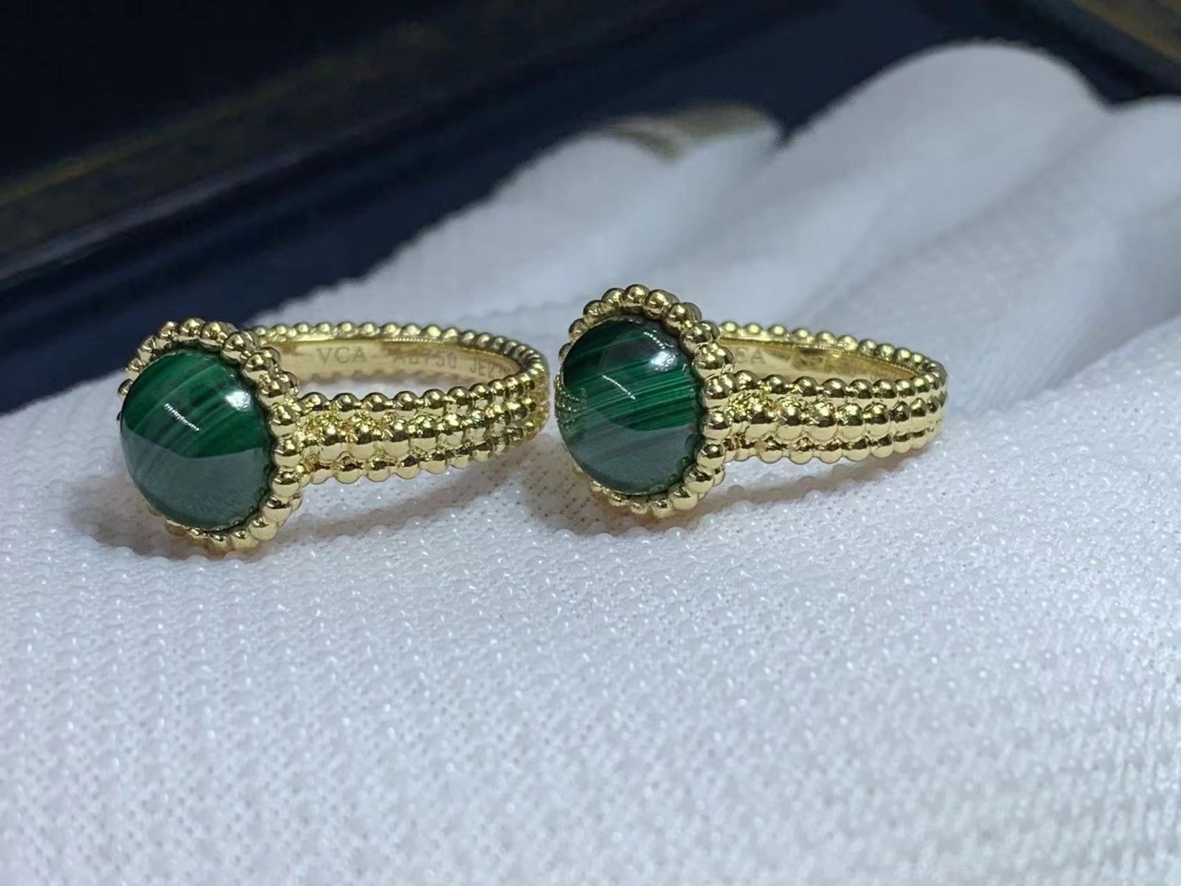 van cleef arpels 18k yellow gold malachite perlee couleurs ring vcarpjmu00 5