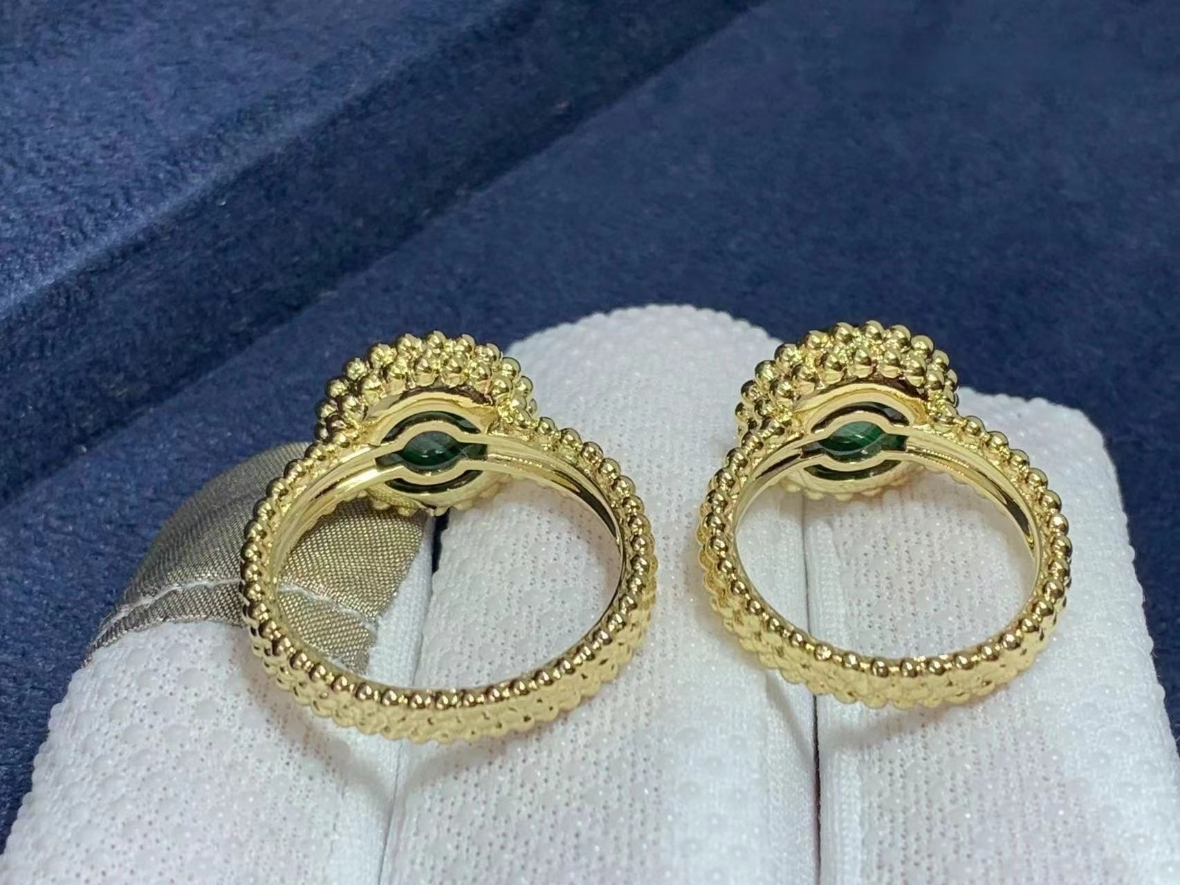 van cleef arpels 18k yellow gold malachite perlee couleurs ring vcarpjmu00 7