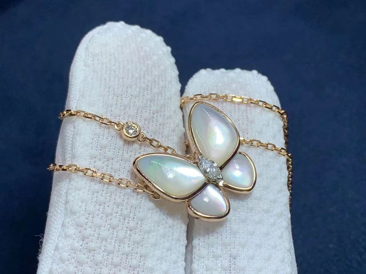 van cleef arpels 18k pink gold mother of pearl and diamond two butterfly pendant necklace vcaro8fo00 3