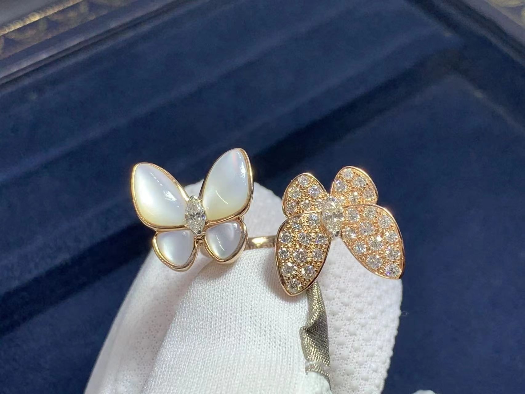 van cleef arpels 18k rose gold diamond and mother of pearl two butterfly between the finger ring vcaro7al00 4