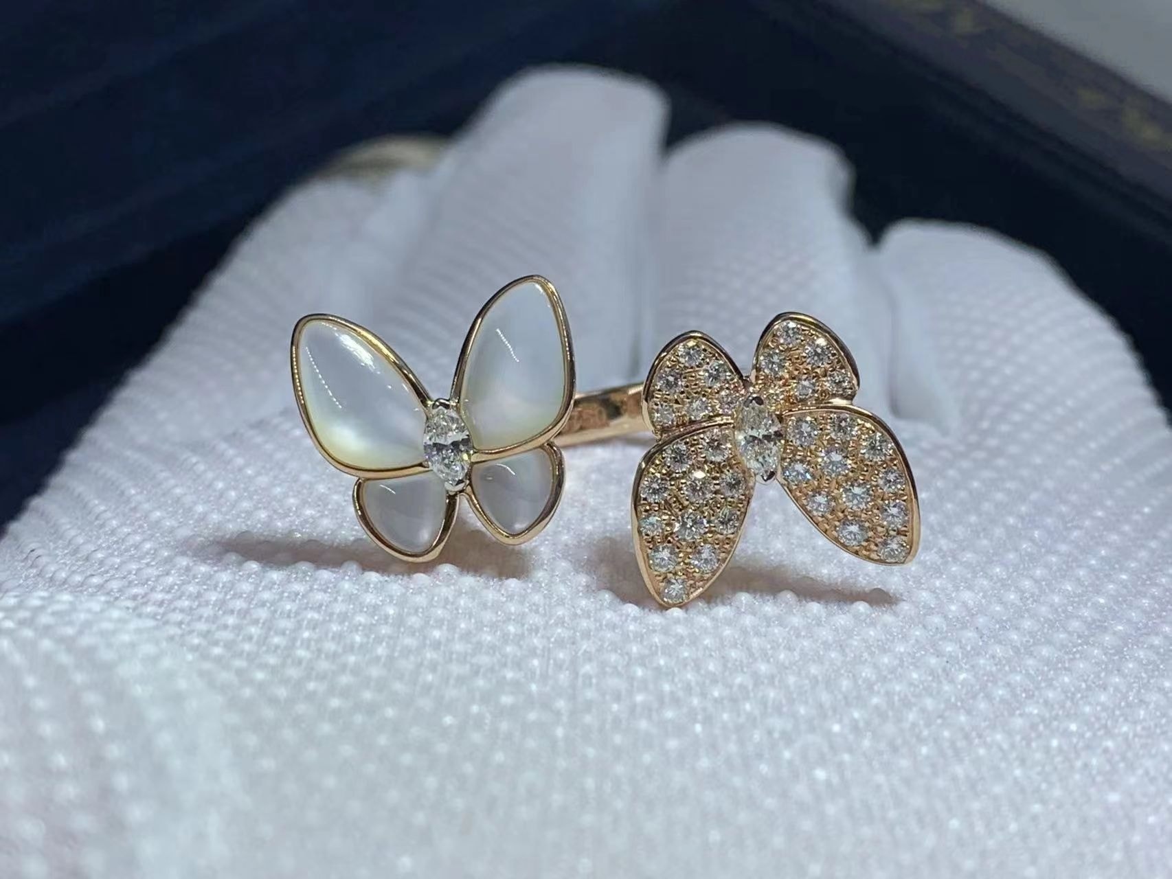 van cleef arpels 18k rose gold diamond and mother of pearl two butterfly between the finger ring vcaro7al00 5