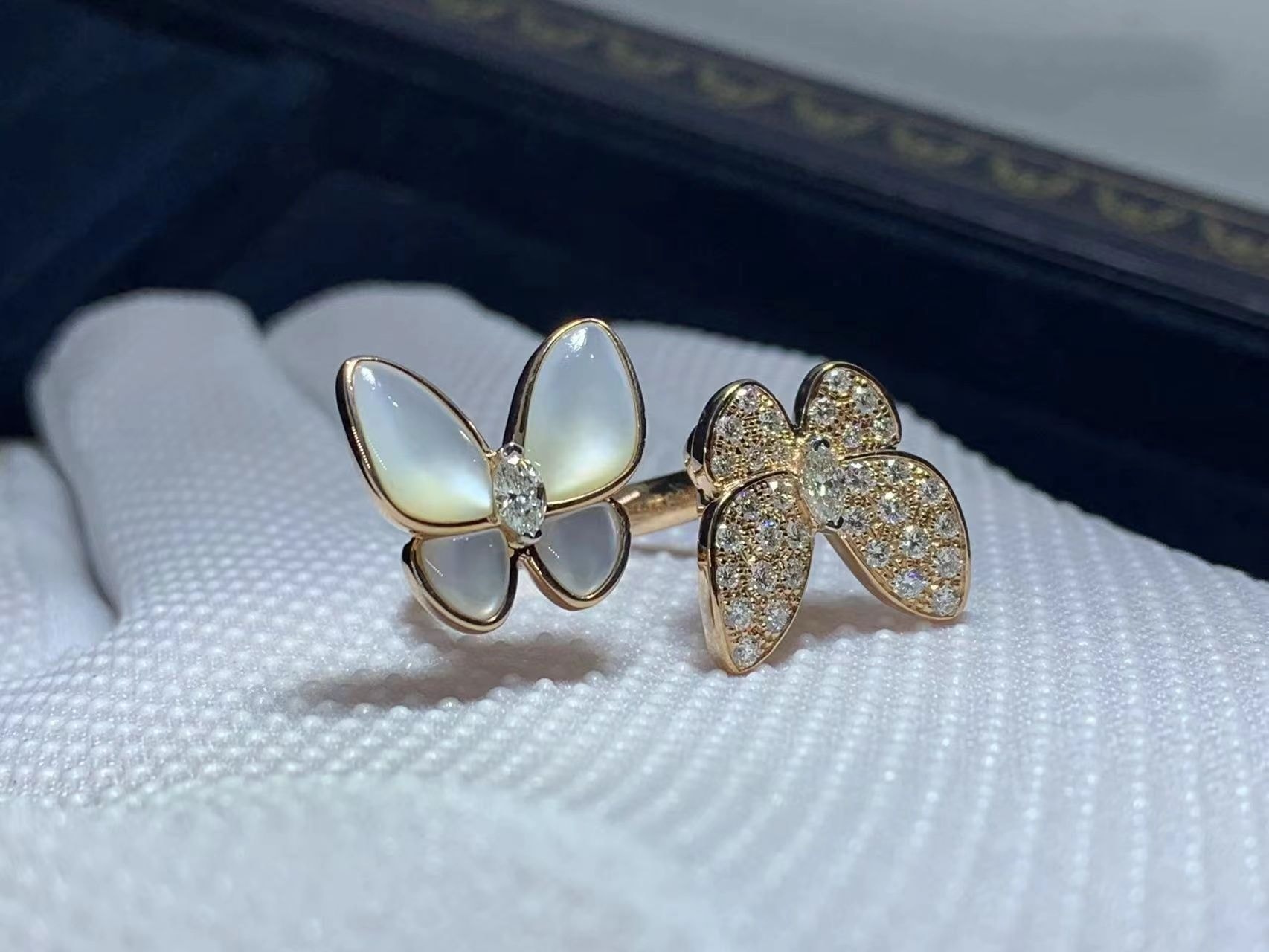 van cleef arpels 18k rose gold diamond and mother of pearl two butterfly between the finger ring vcaro7al00 6