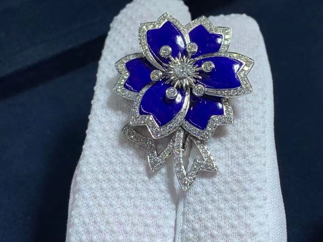 van cleef arpels 18k white gold diamond lapis lazuli ring vcarp7eo00 1