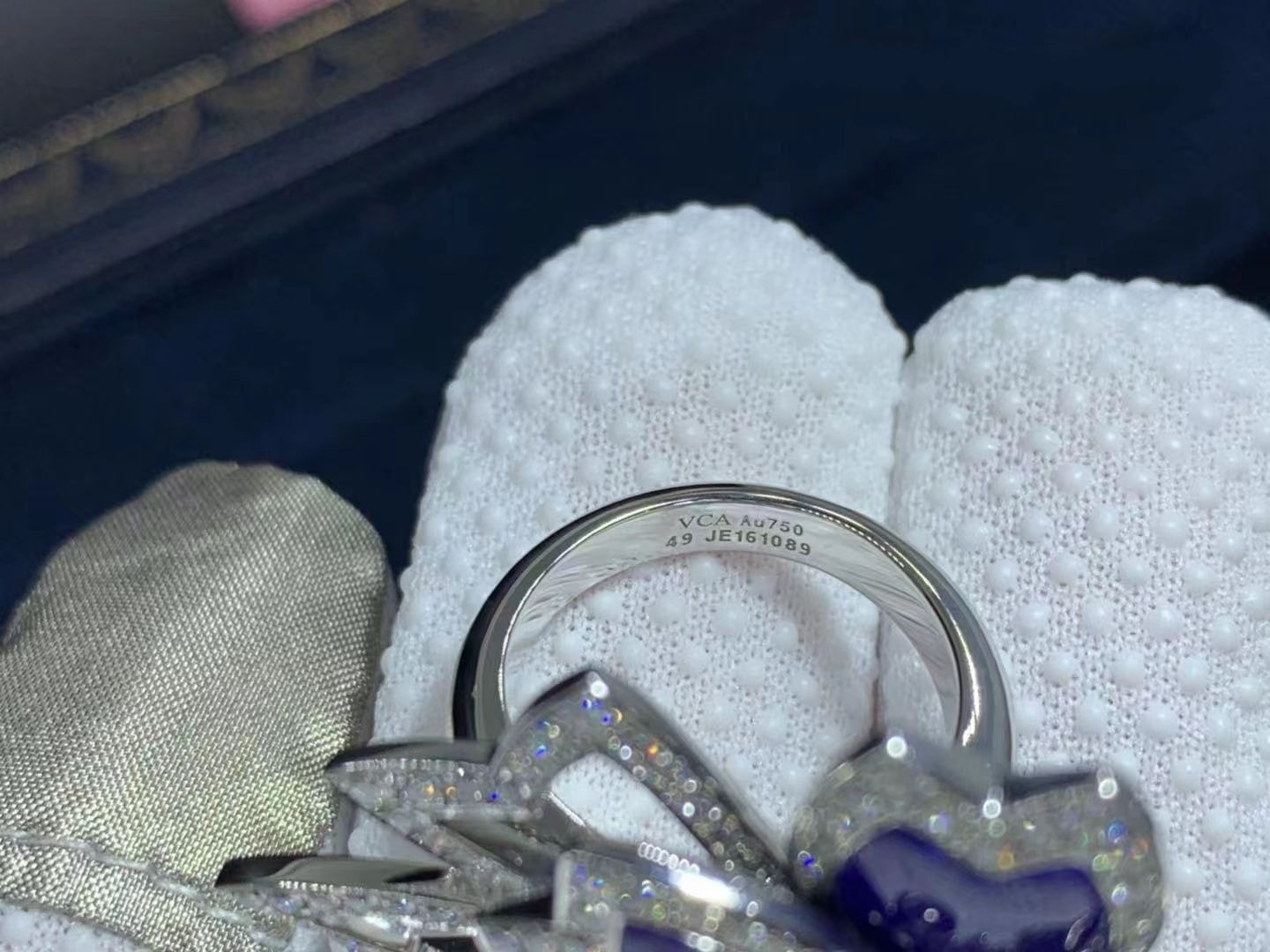 van cleef arpels 18k white gold diamond lapis lazuli ring vcarp7eo00 2