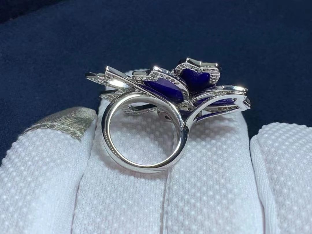 van cleef arpels 18k white gold diamond lapis lazuli ring vcarp7eo00 3