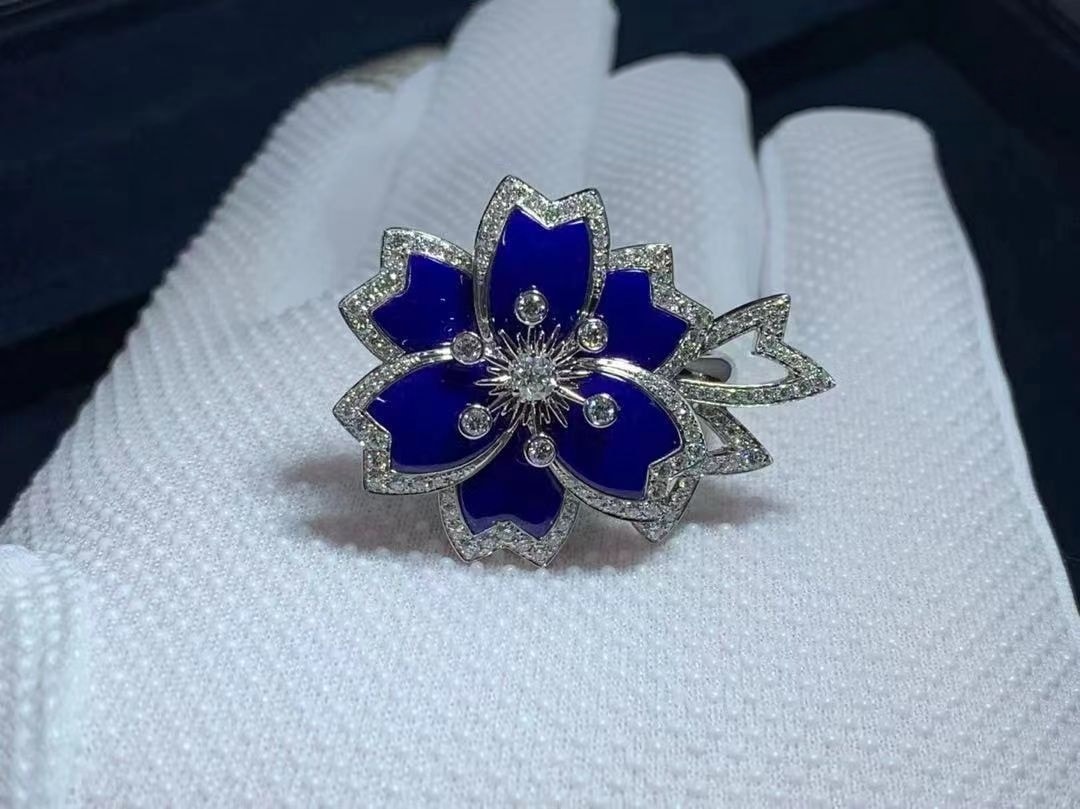 van cleef arpels 18k white gold diamond lapis lazuli ring vcarp7eo00 4