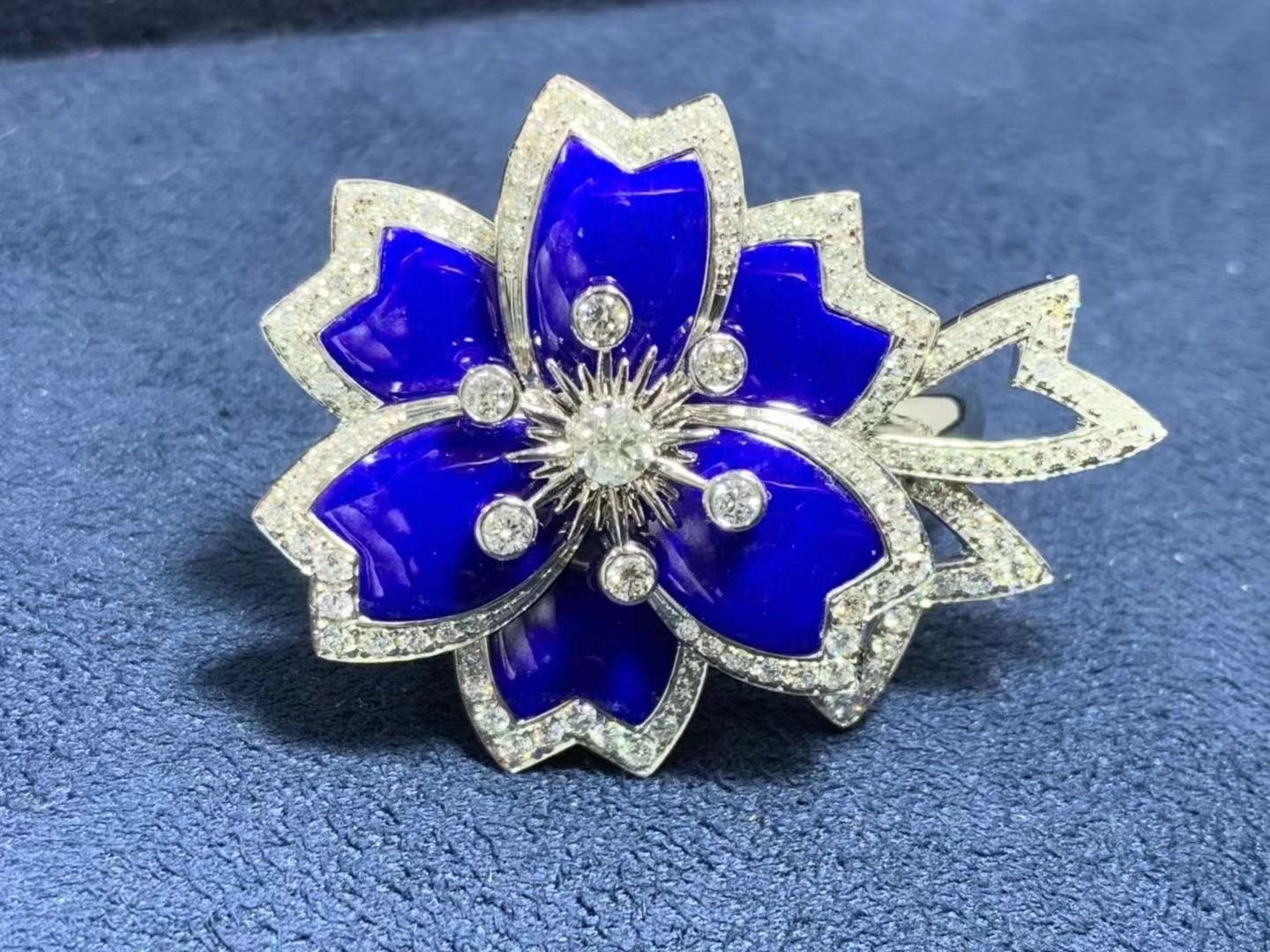 van cleef arpels 18k white gold diamond lapis lazuli ring vcarp7eo00 5