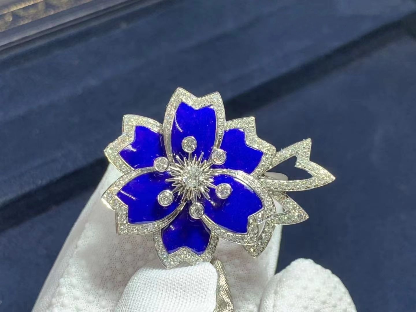 van cleef arpels 18k white gold diamond lapis lazuli ring vcarp7eo00 6