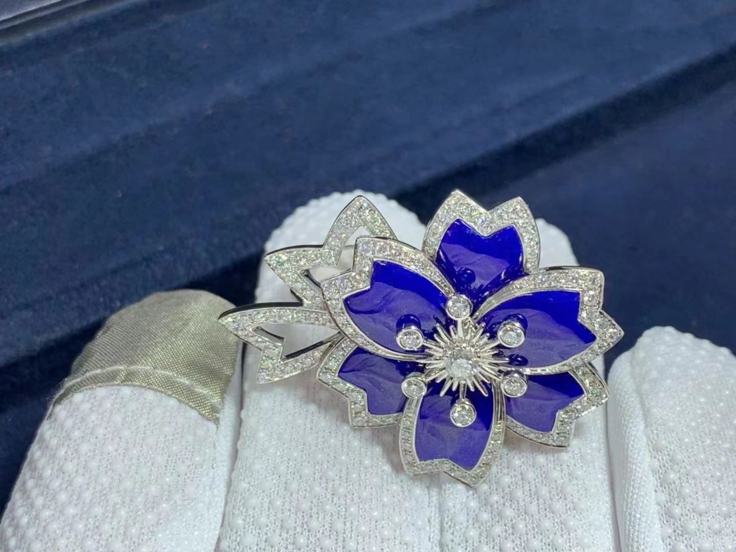 van cleef arpels 18k white gold diamond lapis lazuli ring vcarp7eo00 7