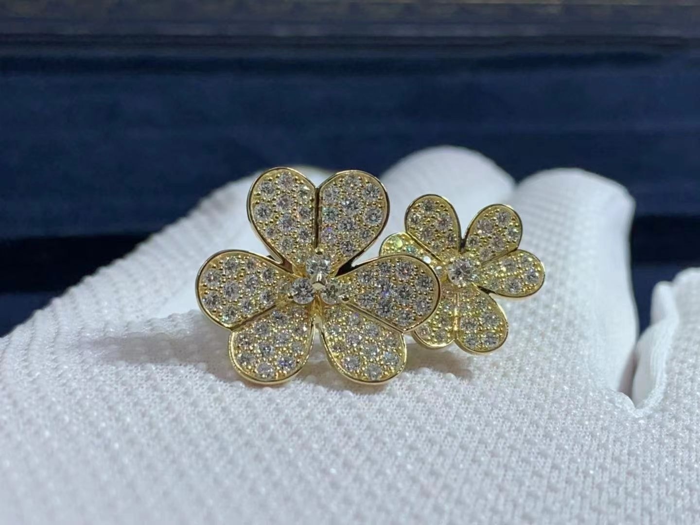 van cleef arpels 18k yellow gold frivole diamond between the finger ring vcarp0j800 4