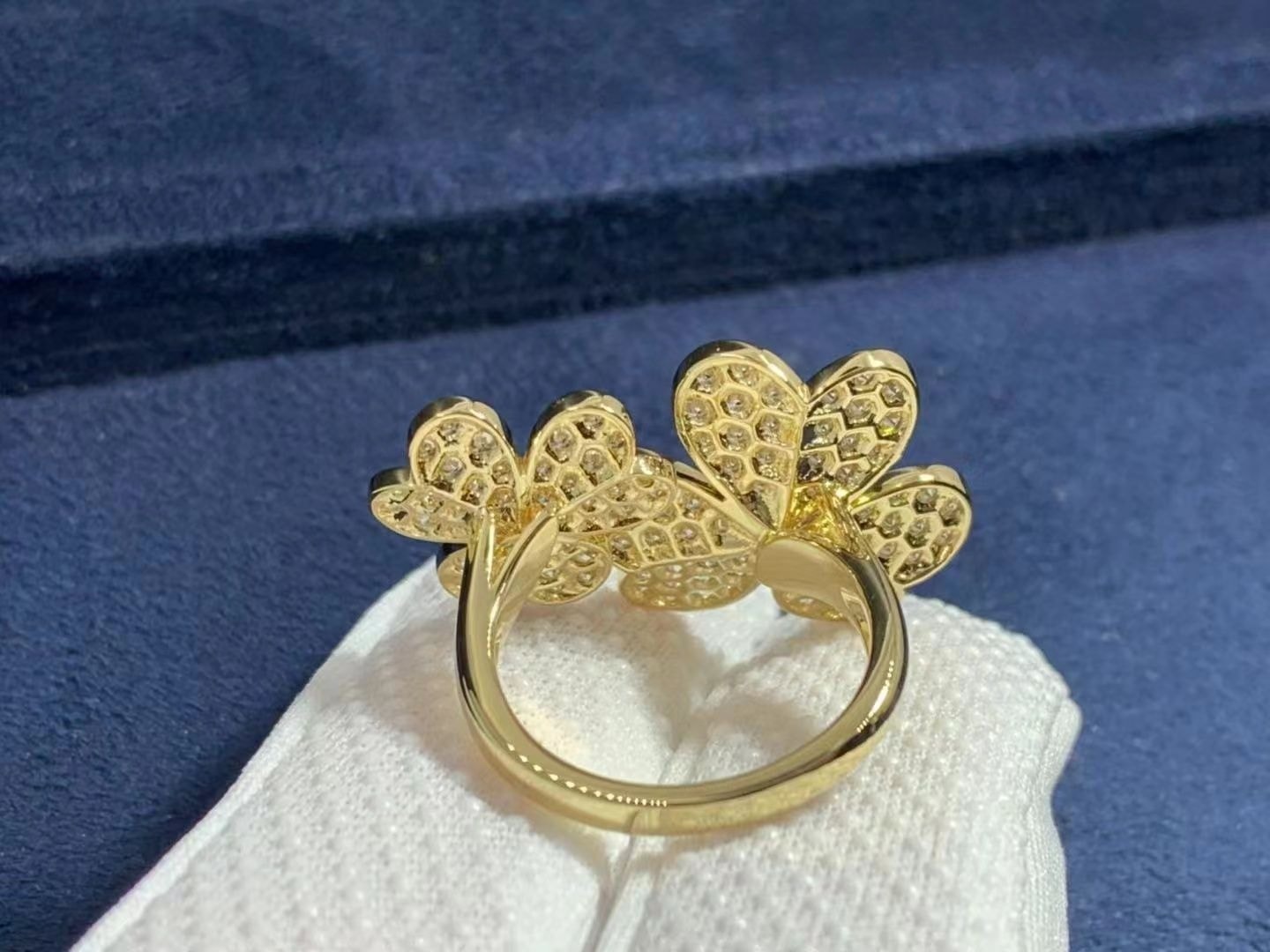 van cleef arpels 18k yellow gold frivole diamond between the finger ring vcarp0j800 5
