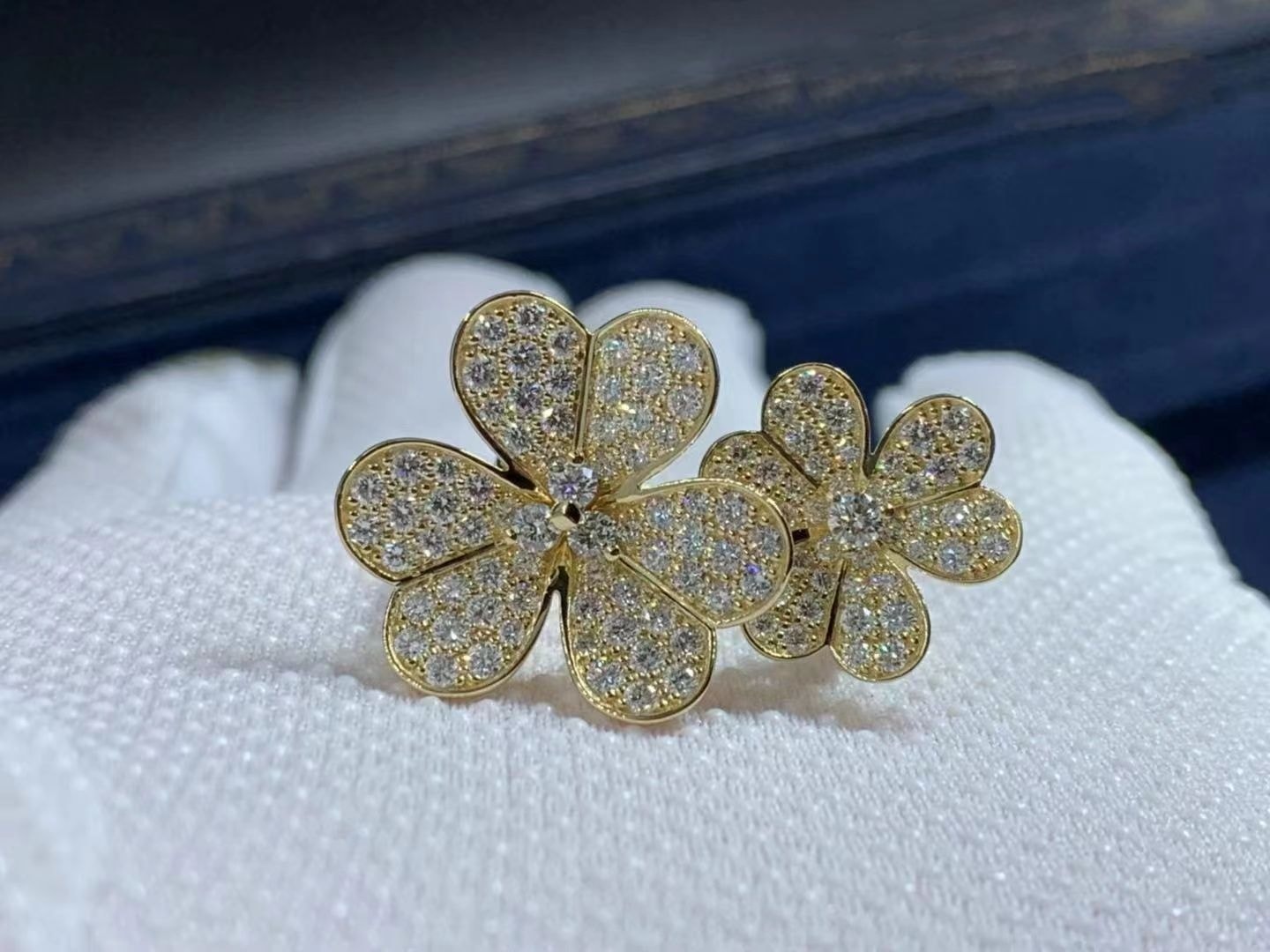 van cleef arpels 18k yellow gold frivole diamond between the finger ring vcarp0j800 6