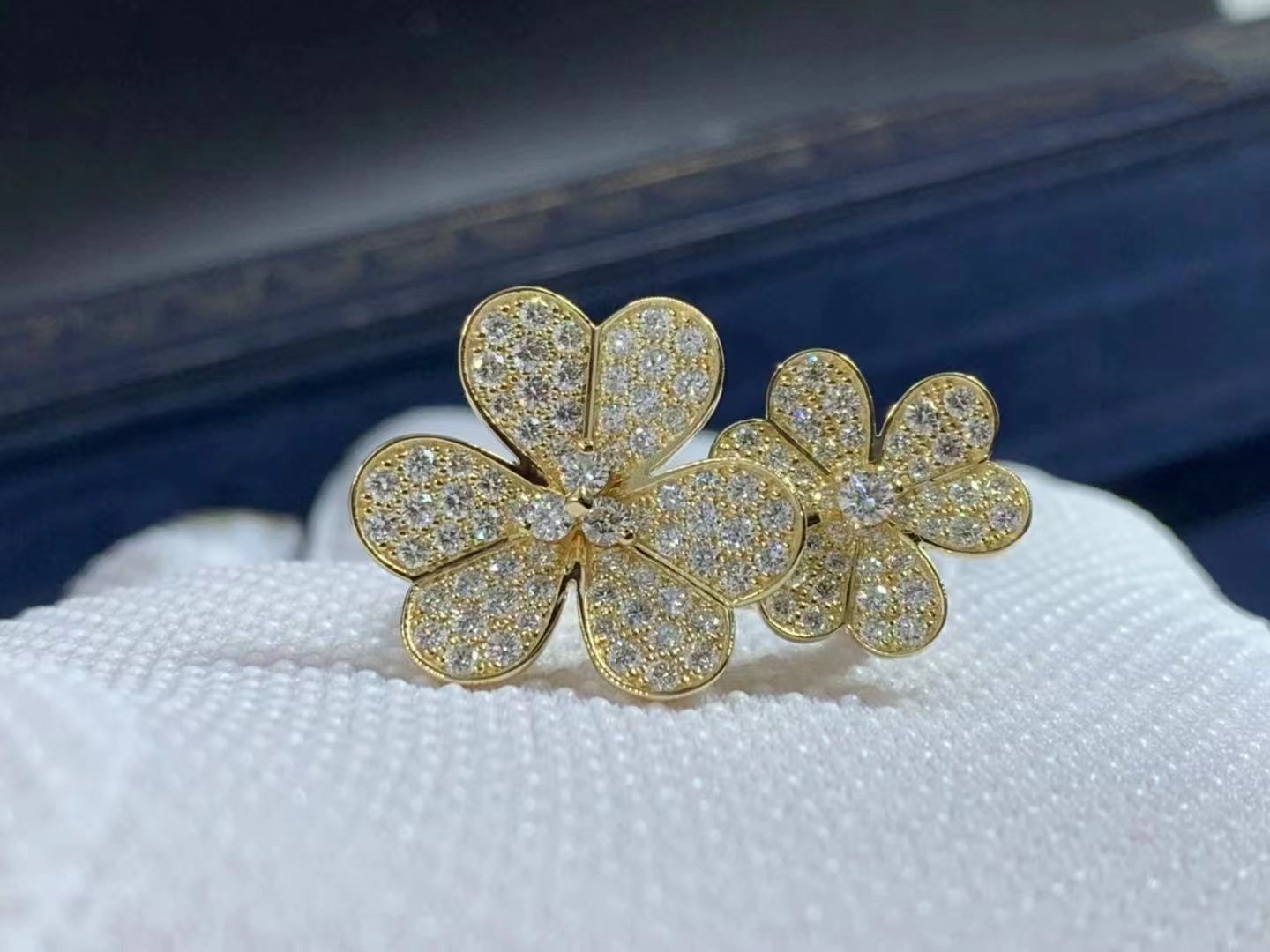 van cleef arpels 18k yellow gold frivole diamond between the finger ring vcarp0j800 7