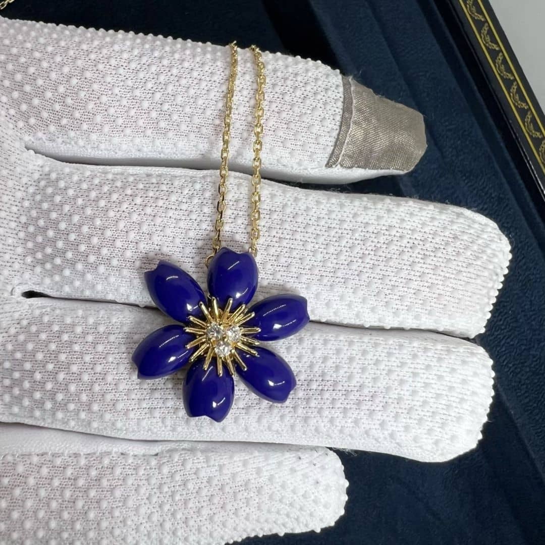 van cleef arpels 18k yellow gold mini model lapis lazuli flower rose de noel pendant necklace vcarp7t200 1