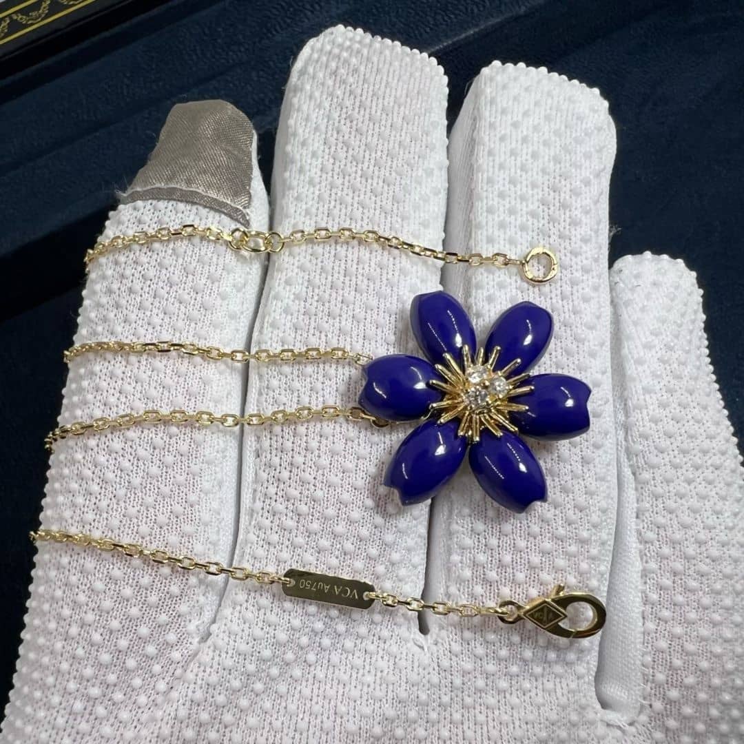 van cleef arpels 18k yellow gold mini model lapis lazuli flower rose de noel pendant necklace vcarp7t200 2