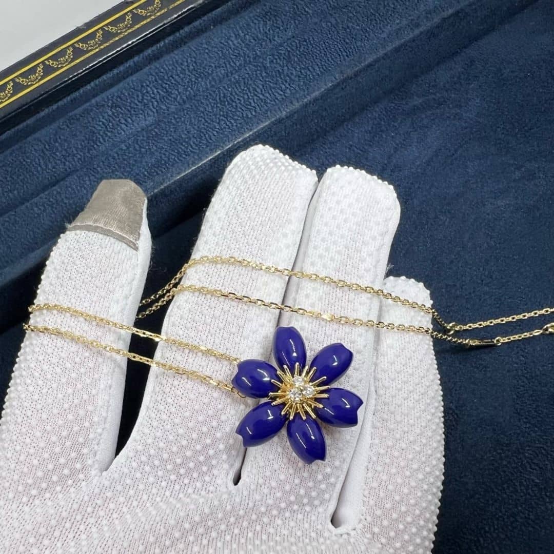 van cleef arpels 18k yellow gold mini model lapis lazuli flower rose de noel pendant necklace vcarp7t200 3