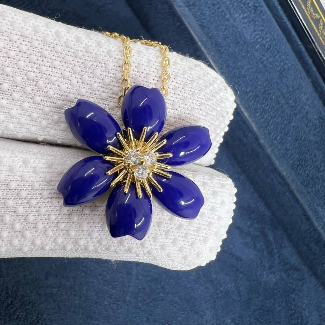 van cleef arpels 18k yellow gold mini model lapis lazuli flower rose de noel pendant necklace vcarp7t200 5