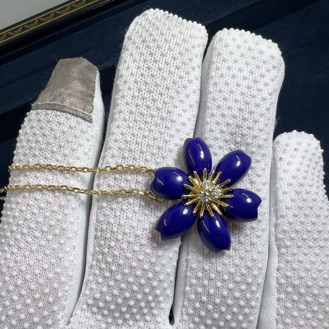 van cleef arpels 18k yellow gold mini model lapis lazuli flower rose de noel pendant necklace vcarp7t200