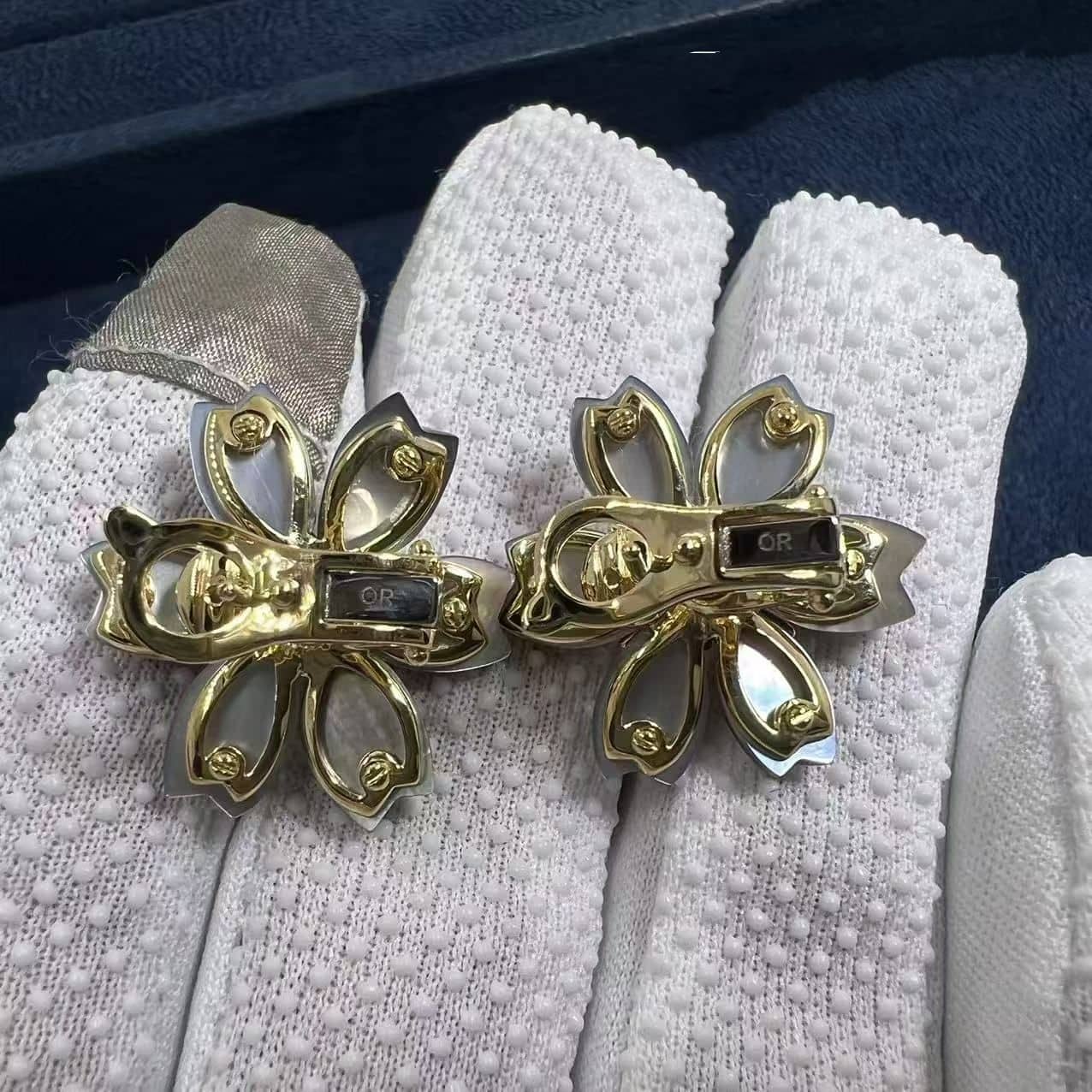 van cleef arpels 18k yellow gold mini model mother of pearl flower rose de noel earrings vcarp7tj00 2