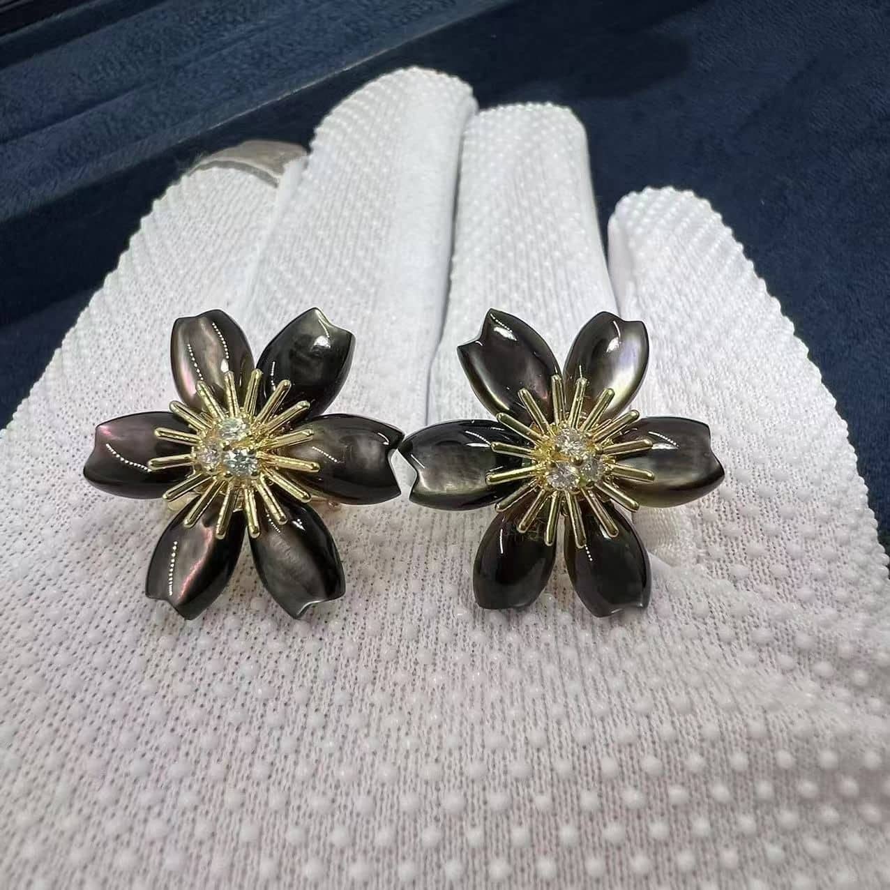 van cleef arpels 18k yellow gold mini model mother of pearl flower rose de noel earrings vcarp7tj00 5