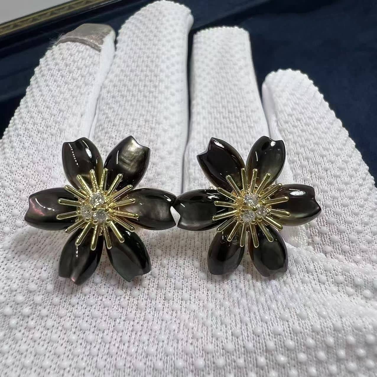 van cleef arpels 18k yellow gold mini model mother of pearl flower rose de noel earrings vcarp7tj00 6