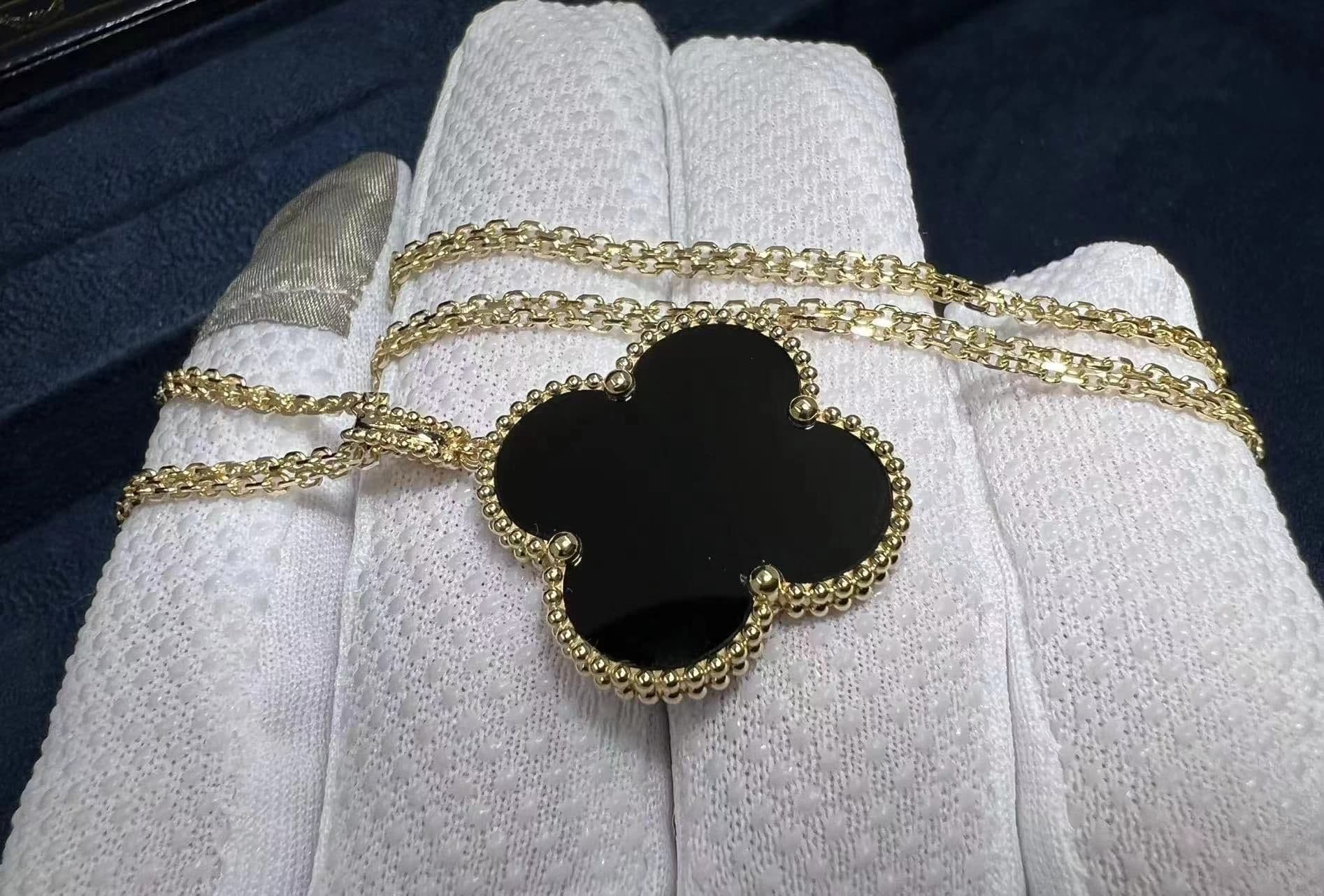 van cleef arpels 18k yellow gold onyx magic alhambra 1 motif long necklace vcaro49m00 1
