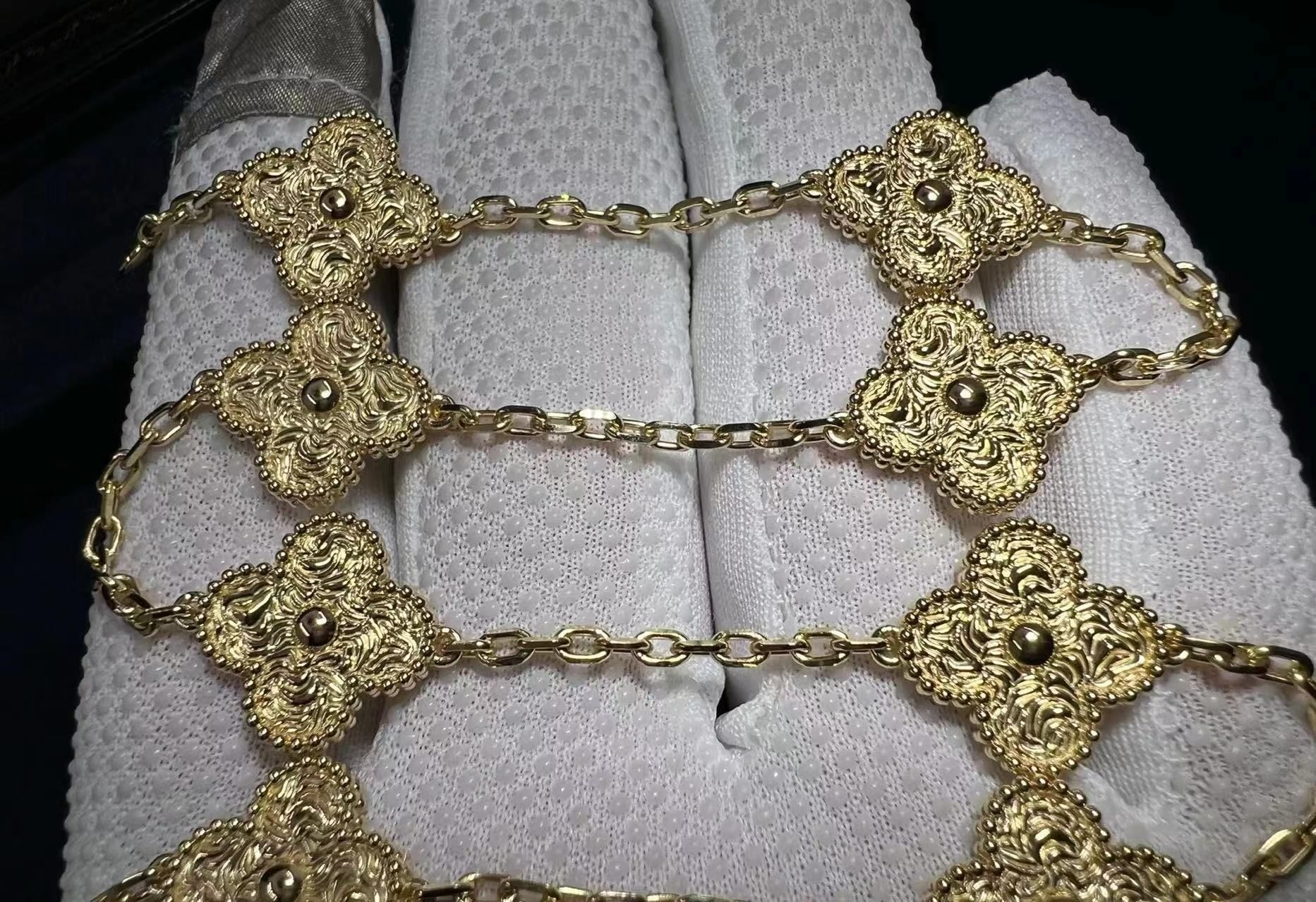 van cleef arpels 18k yellow gold vintage alhambra 10 motif necklace vcaro1id00 1