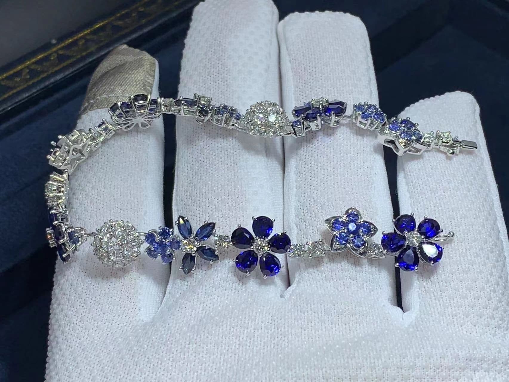 van cleef arpels folie des pres diamond sapphire flower 18k white gold bracelet vcarp05a00 1