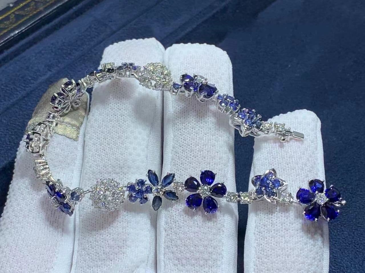 van cleef arpels folie des pres diamond sapphire flower 18k white gold bracelet vcarp05a00 2