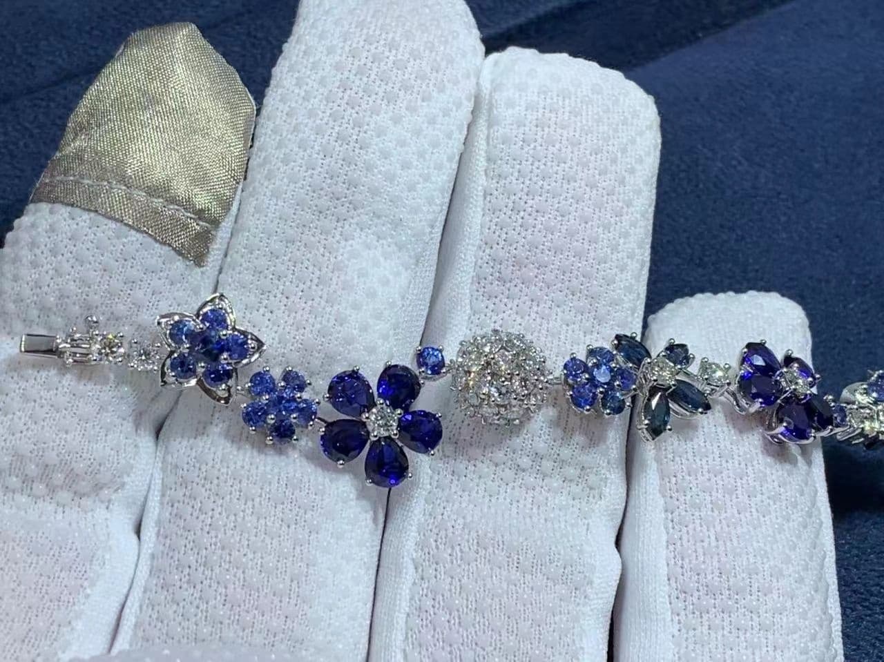 van cleef arpels folie des pres diamond sapphire flower 18k white gold bracelet vcarp05a00 3
