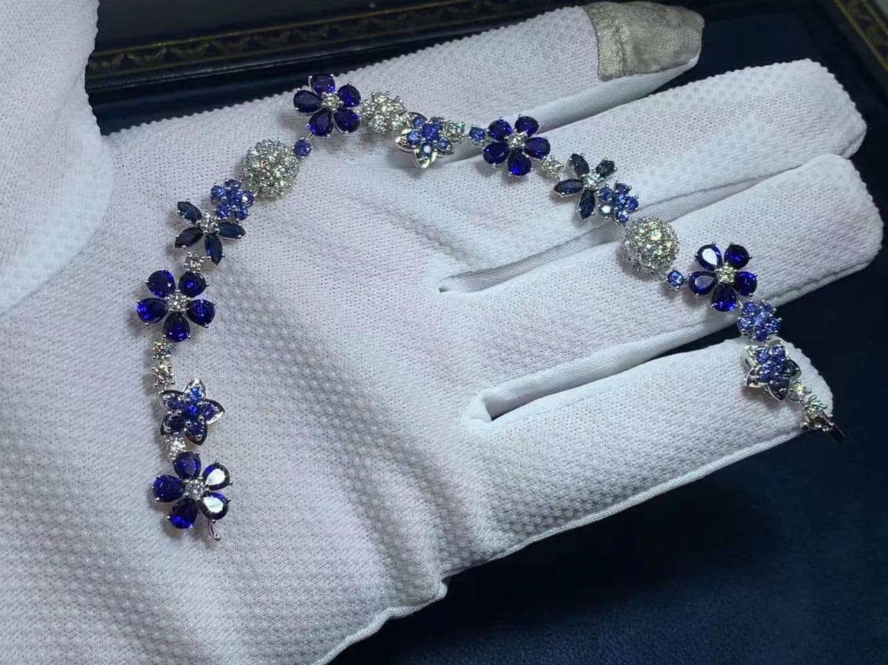 van cleef arpels folie des pres diamond sapphire flower 18k white gold bracelet vcarp05a00 4