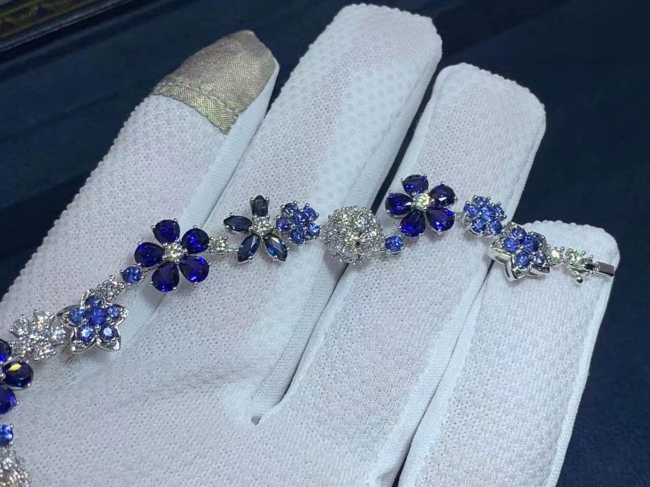 van cleef arpels folie des pres diamond sapphire flower 18k white gold bracelet vcarp05a00 5