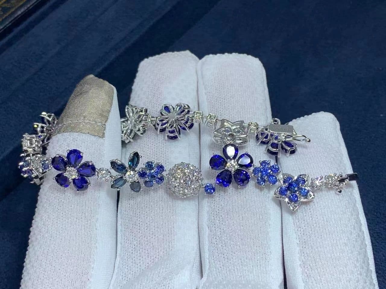 van cleef arpels folie des pres diamond sapphire flower 18k white gold bracelet vcarp05a00 7