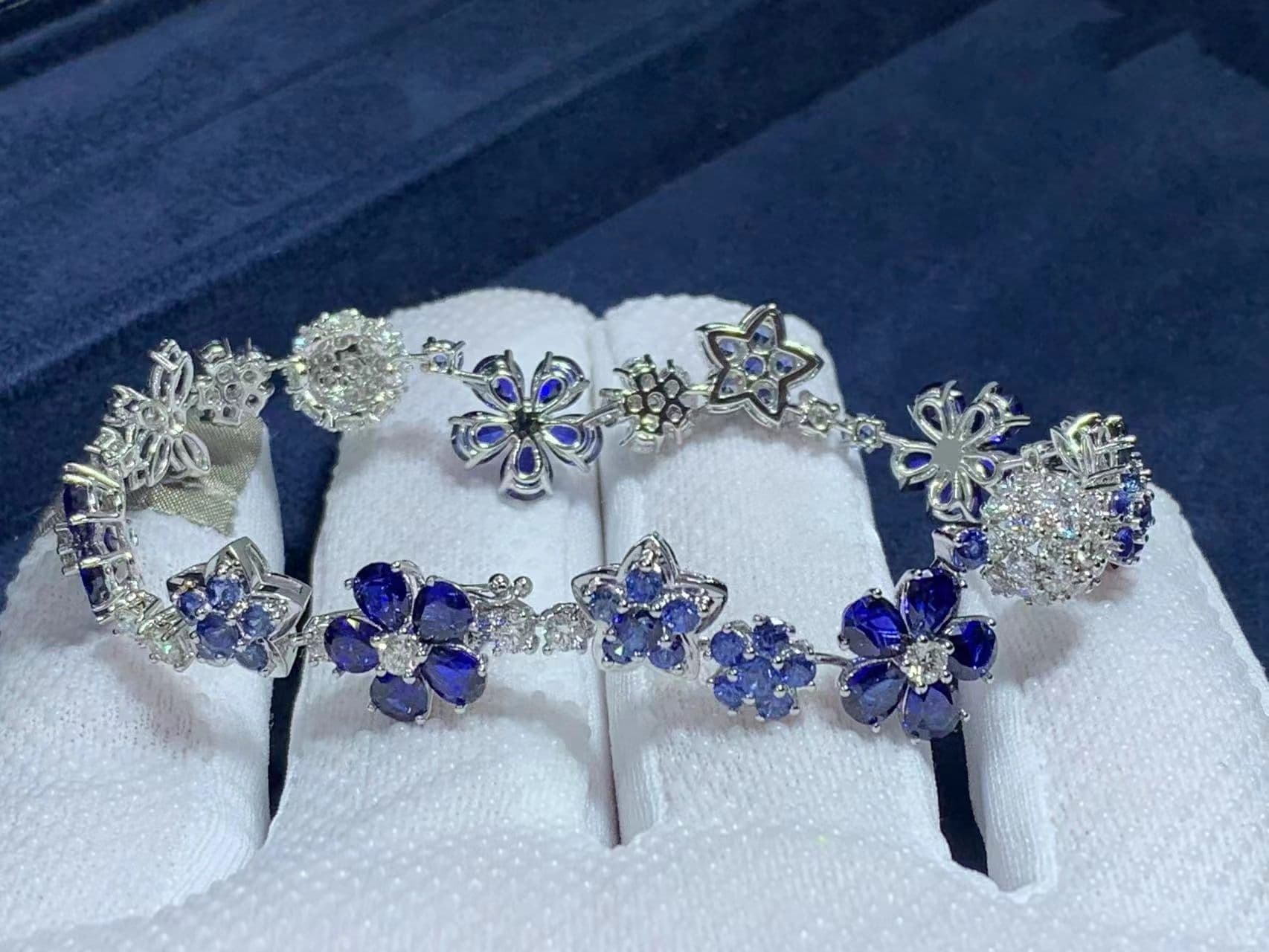 van cleef arpels folie des pres diamond sapphire flower 18k white gold bracelet vcarp05a00 8