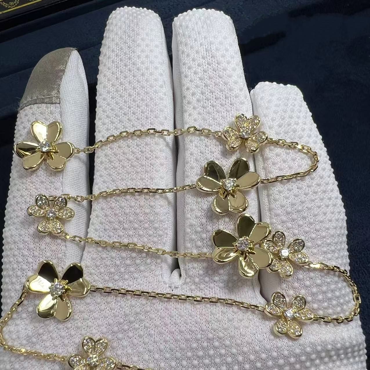 van cleef arpels frivole 9 flowers diamond 18k yellow gold necklace vcarp3w600 1