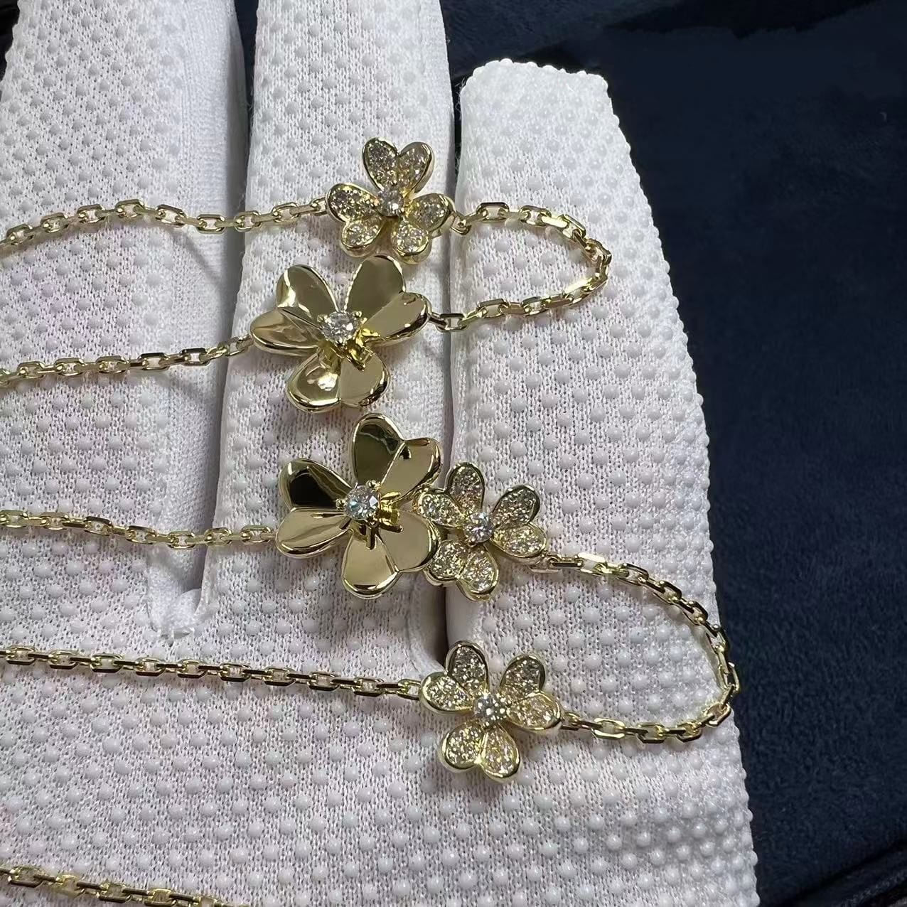 van cleef arpels frivole 9 flowers diamond 18k yellow gold necklace vcarp3w600 3