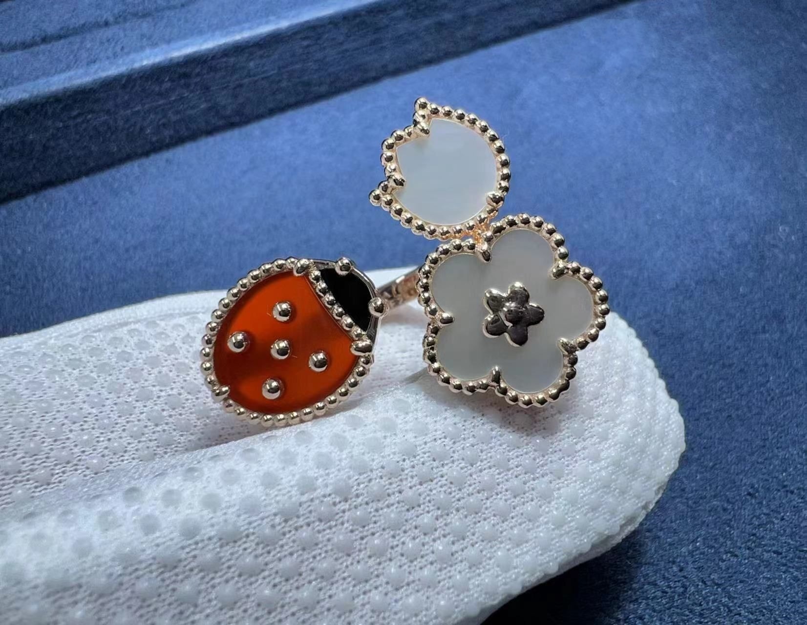 van cleef arpels lucky spring 18k rose gold mother of pearl carnelian onyx between the finger ring vcarp9x300 2