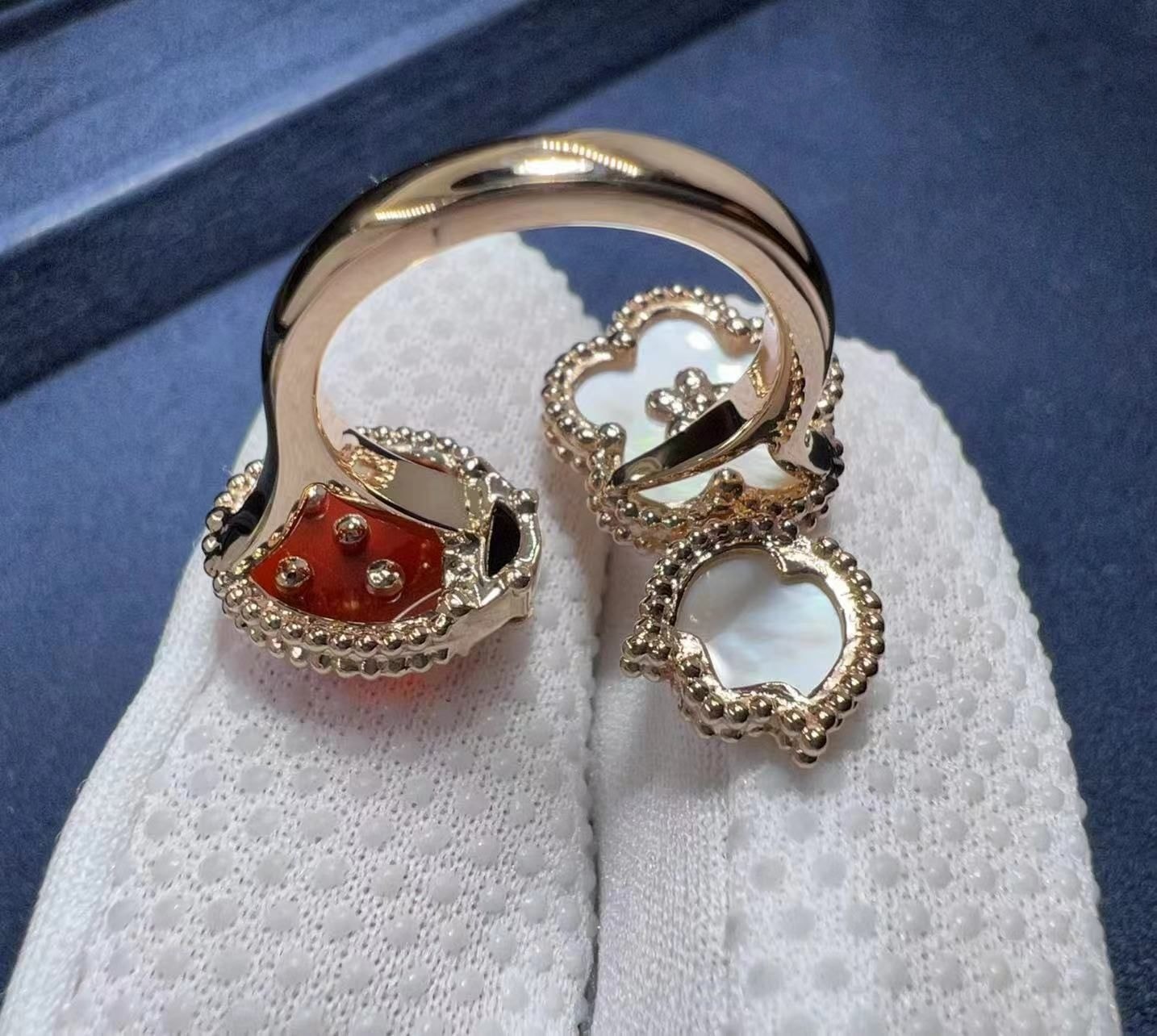 van cleef arpels lucky spring 18k rose gold mother of pearl carnelian onyx between the finger ring vcarp9x300 4