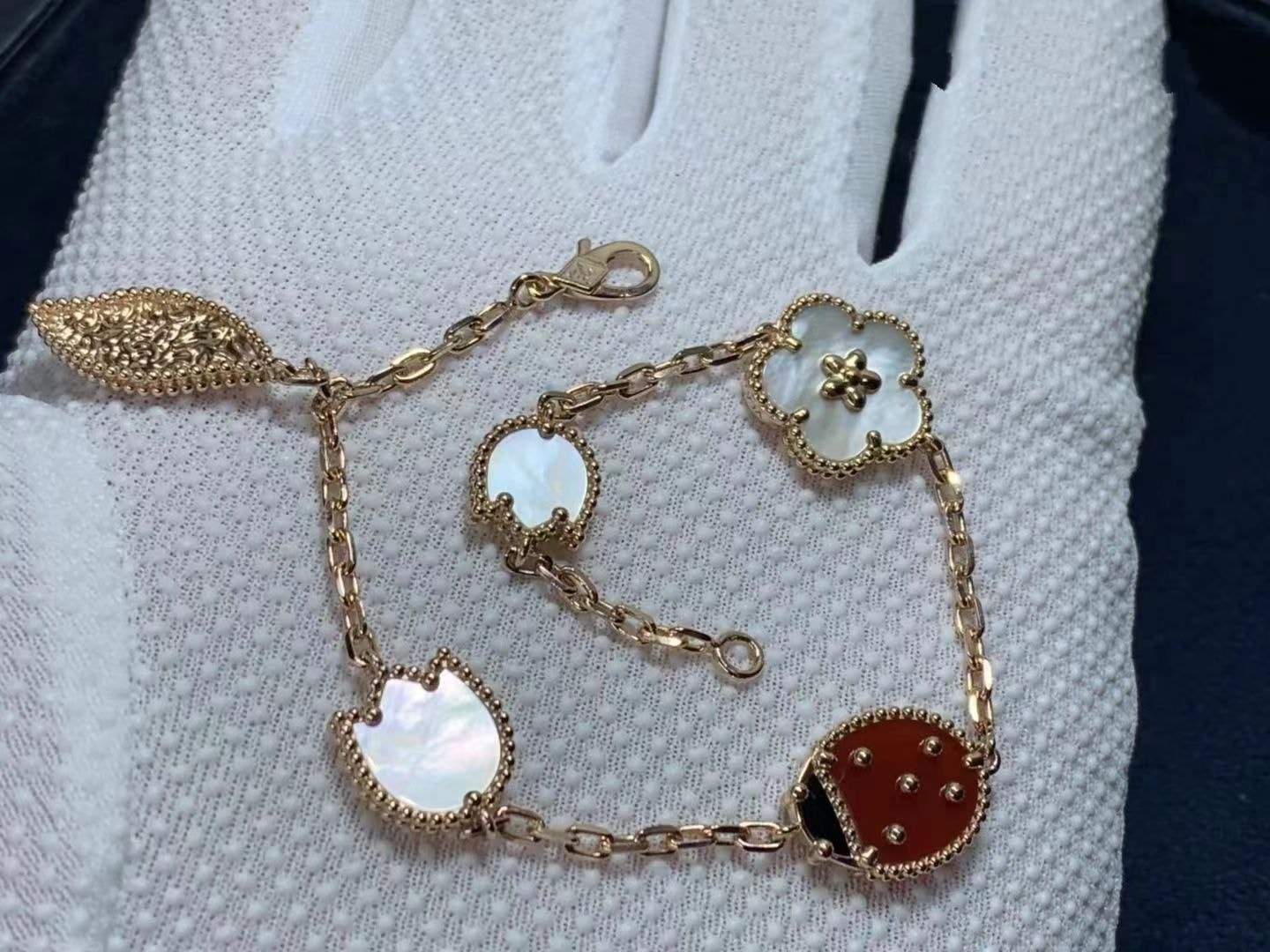 van cleef arpels lucky spring 5 motifs 18k rose gold mother of pearl carnelian onyx bracelet vcarp7rr00 1
