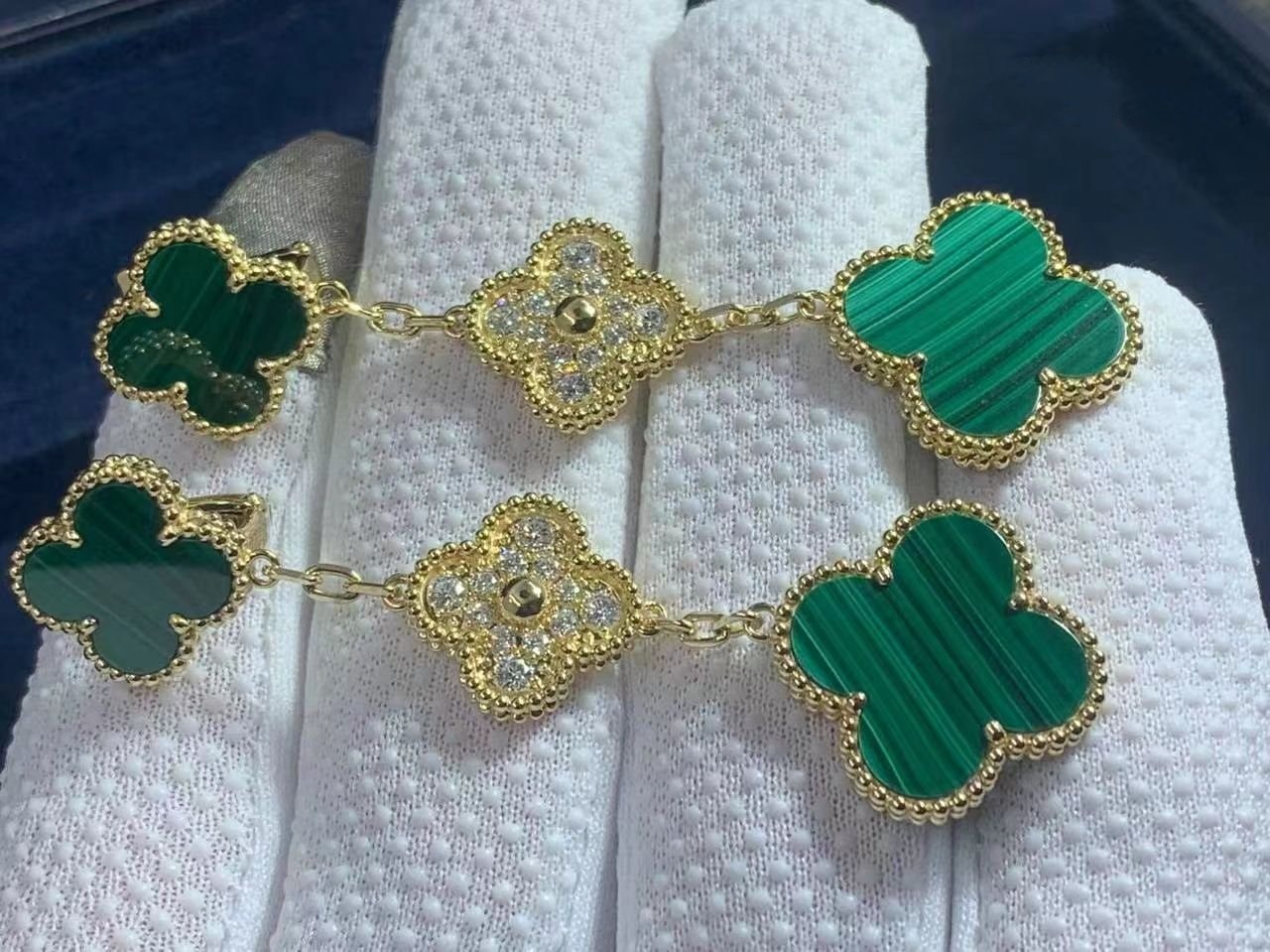 van cleef arpels magic alhambra 3 motifs diamond malachite 18k yellow gold earrings vcaro9ii00 1