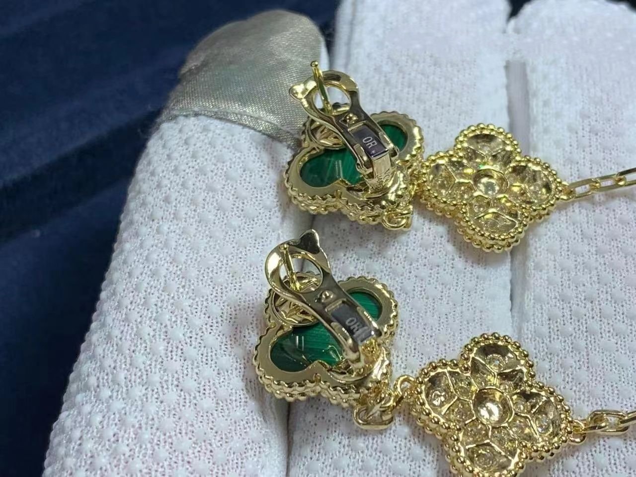 van cleef arpels magic alhambra 3 motifs diamond malachite 18k yellow gold earrings vcaro9ii00 3