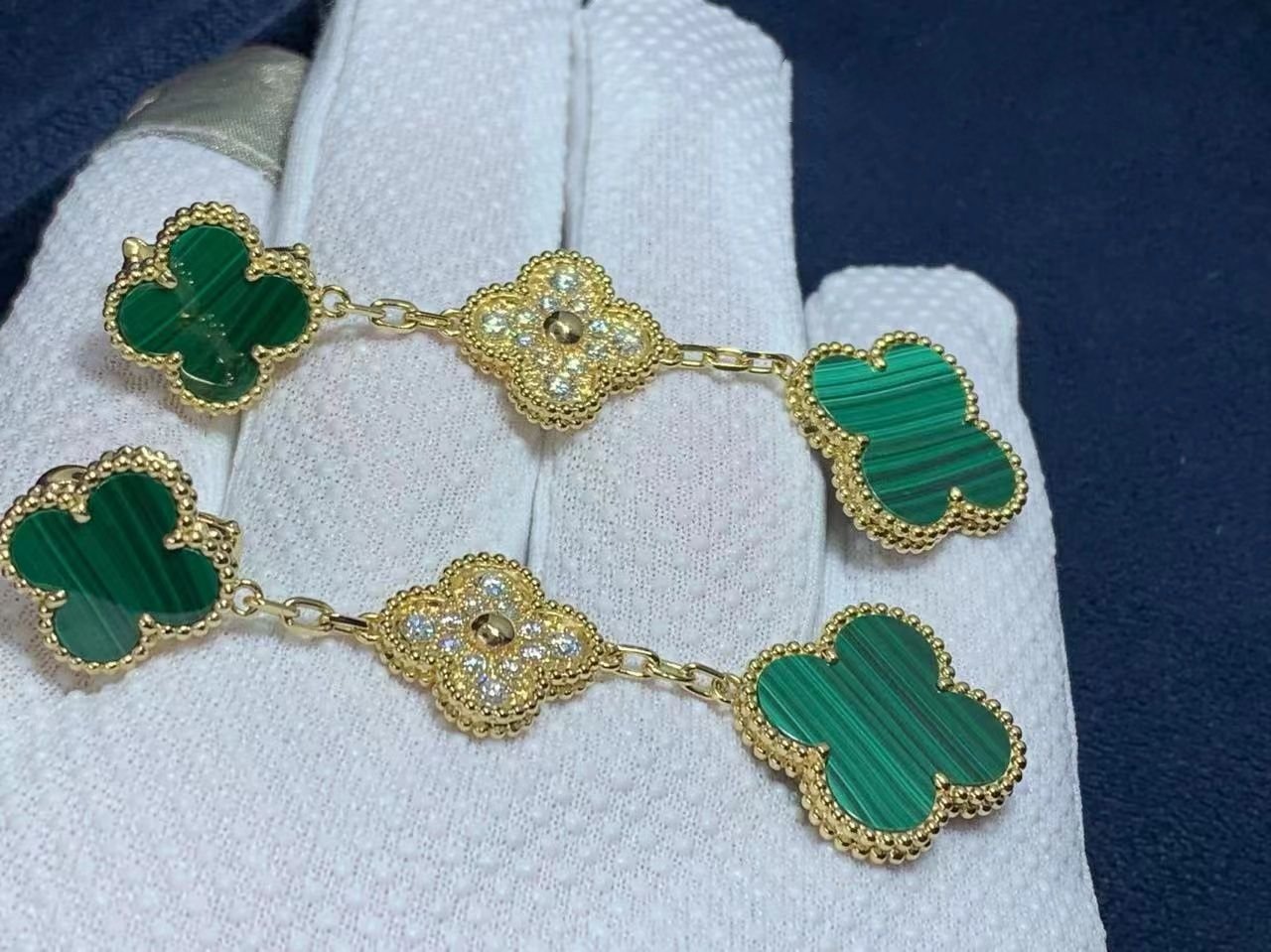 van cleef arpels magic alhambra 3 motifs diamond malachite 18k yellow gold earrings vcaro9ii00 5