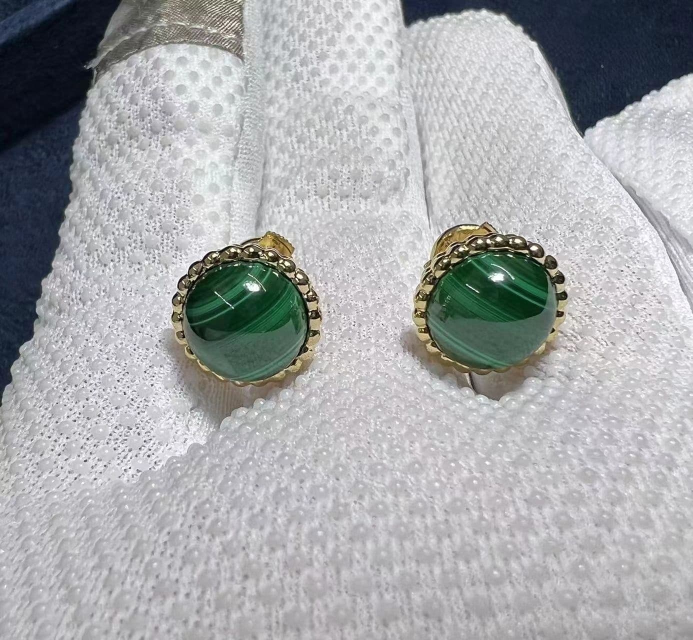 van cleef arpels perlee couleurs malachite 18k yellow gold stud earrings vcarp4ds00 1