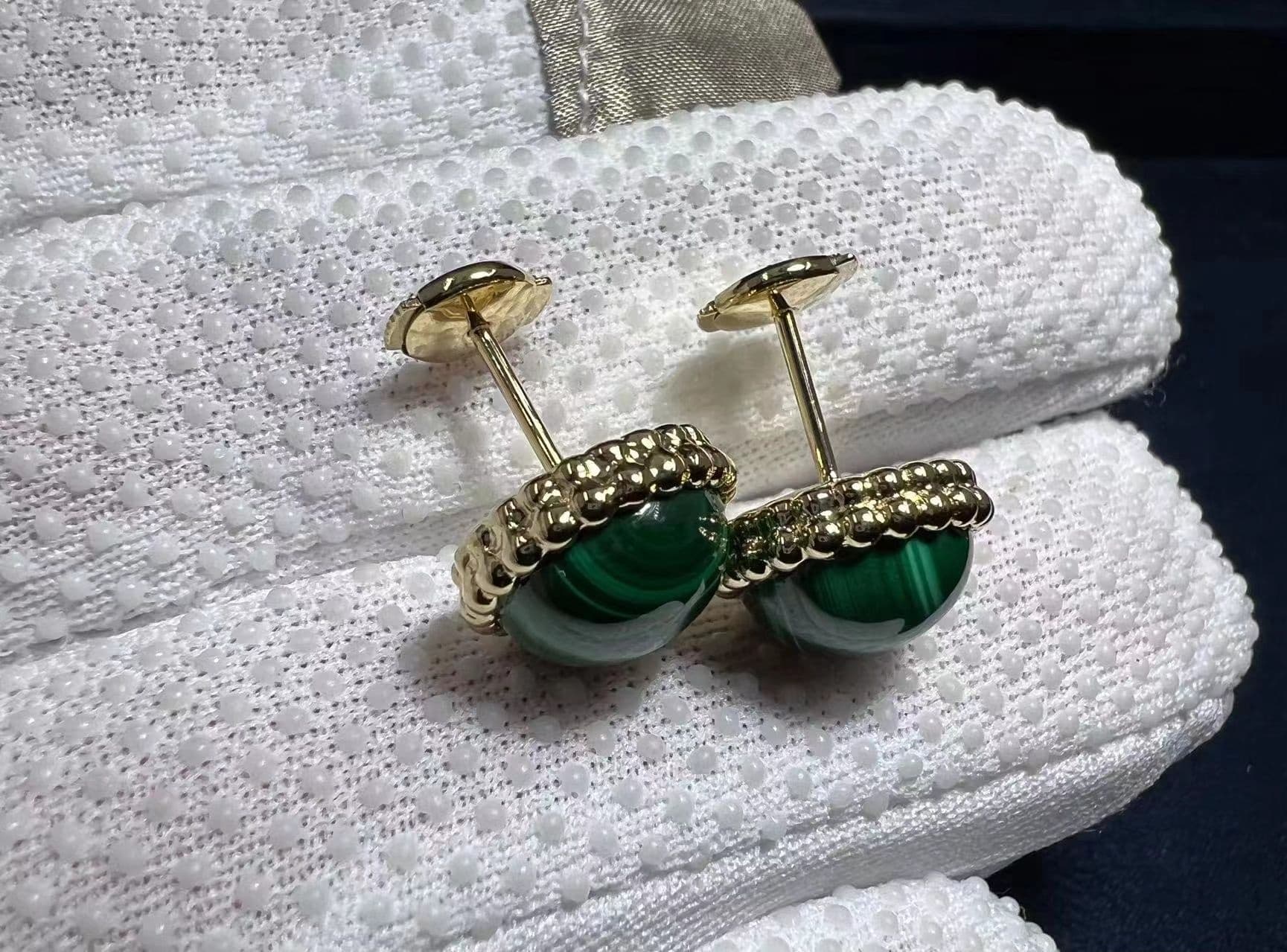 van cleef arpels perlee couleurs malachite 18k yellow gold stud earrings vcarp4ds00 2
