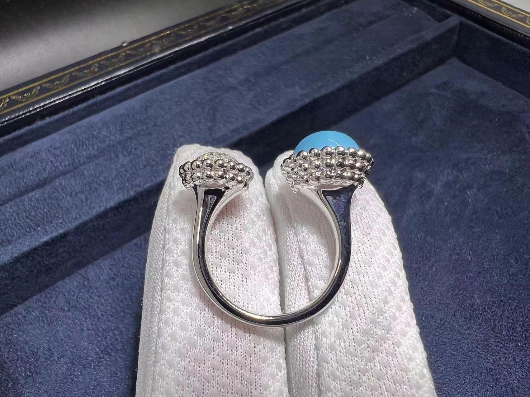 van cleef arpels perlee couleurs turquoise diamonds 18k white gold between the finger ring vcaro9sw00 1
